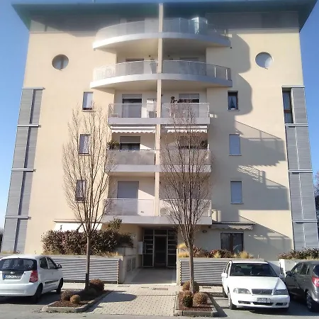 アパート House *